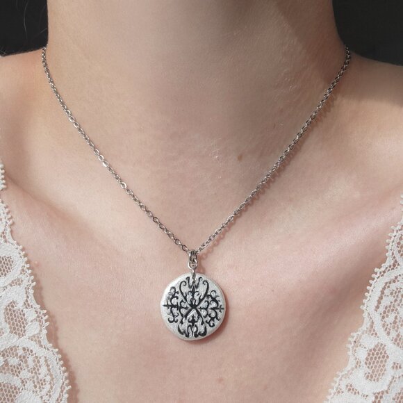 Vintage 90s style victorian gothic thorns silver circle pendant necklace - Picture 3 of 9